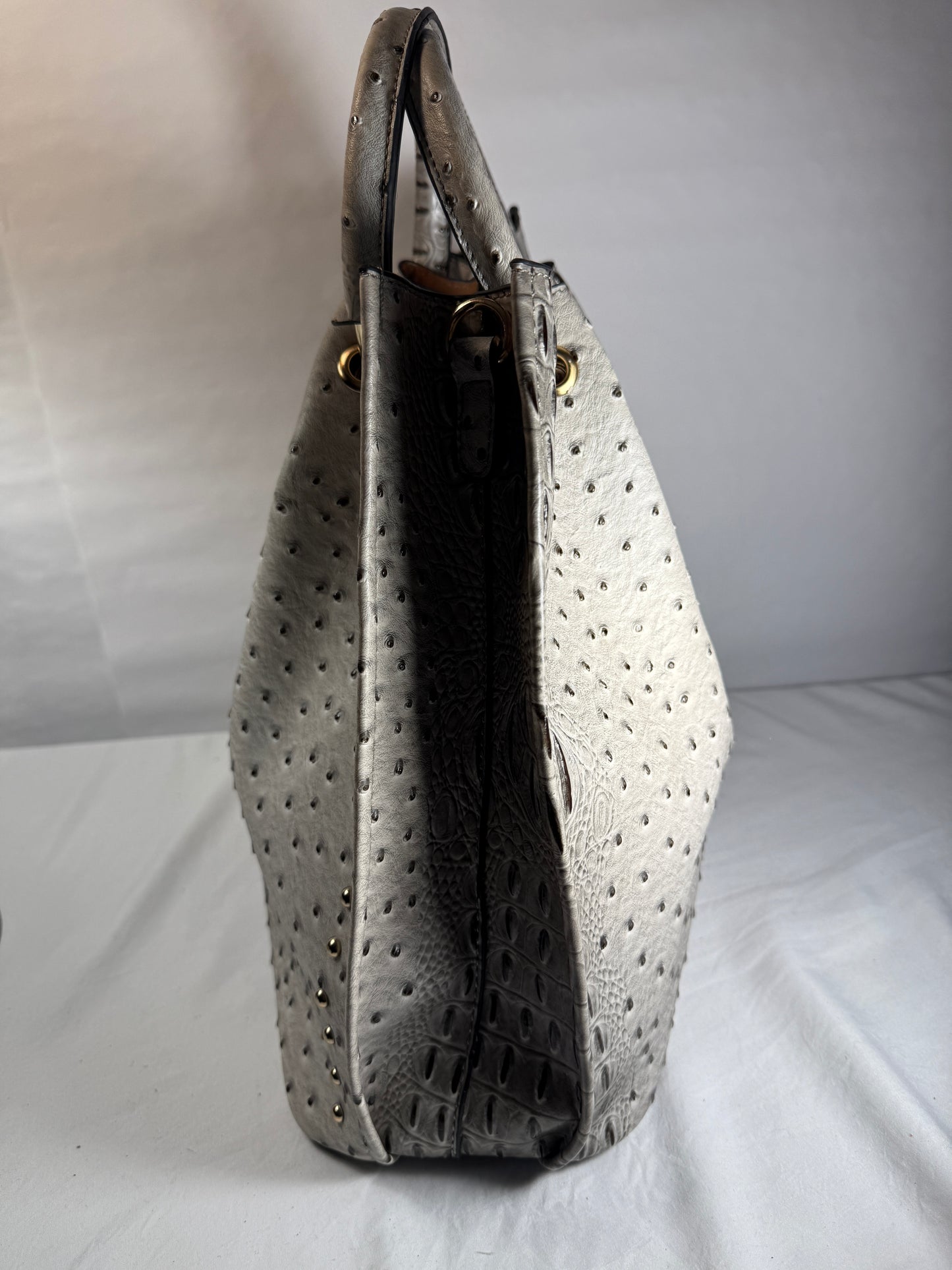 Pre-Owned Faux Leather Croco Print Tote. Handle missing.