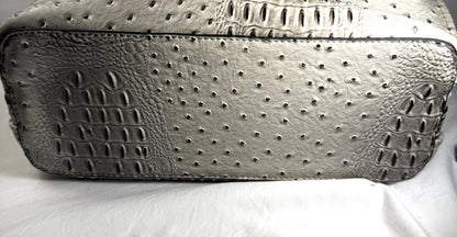 Pre-Owned Faux Leather Croco Print Tote. Handle missing.